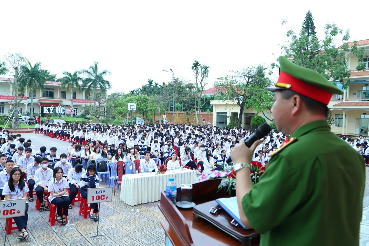Tuyên truyền quy định pháp luật về quản lý, sử dụng VK, VLN, CCHT và pháo tới 30.000 học sinh